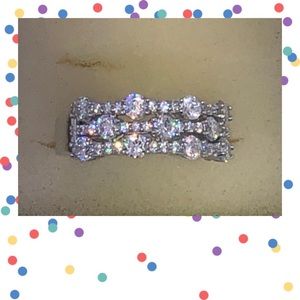 AMAZING SWAROVSKI STONE RING, WITH SPARKLING COLOR & CLASSIC STYLE!